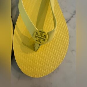 New Tory Burch Mini Minnie Flip Flop - Firefly Yellow Size 6